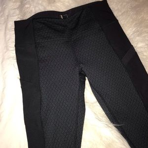 Black/gray textured leggings with pockets